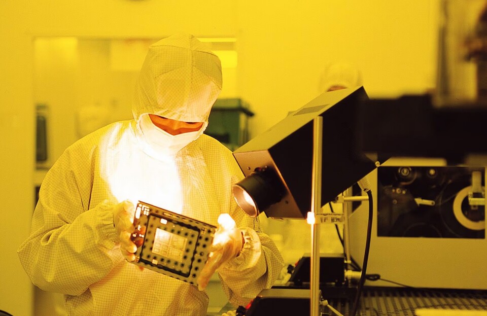 삼성전자 반도체공장에서 작업자가 웨이퍼 원판 위 회로를 만드는 데 쓰이는 기판인 포토마스크를 점검하고 있는 모습. [삼성전자 제공]