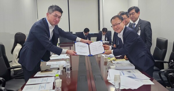 상호금융업권 간담회에서 농협중앙회 관계자(오른쪽)가 금융위원회에 부동산·건설업 대손충당금 상향시기 유예를 요청하는 공동건의문을 전달하고 있다. [사진=농협중앙회]