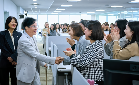 이재현 CJ그룹 회장이 직원들을 격려 중인 모습이다. [사진=CJ그룹]