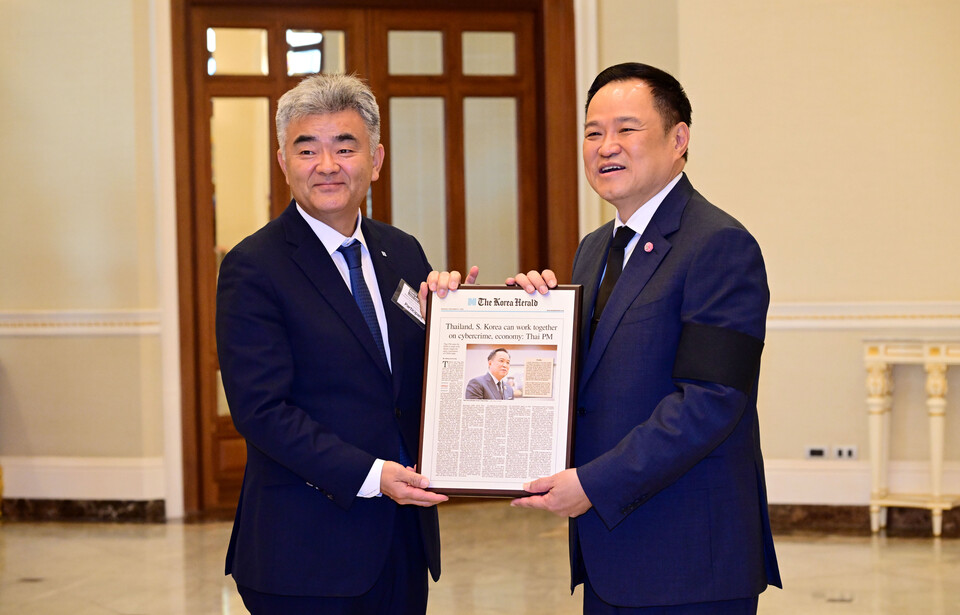 대우건설 정원주 회장(왼쪽)과 태국 아누틴 찬위라꾼 총리(오른쪽)가 면담 후 기념촬영을 하고 있다. [대우건설 제공]