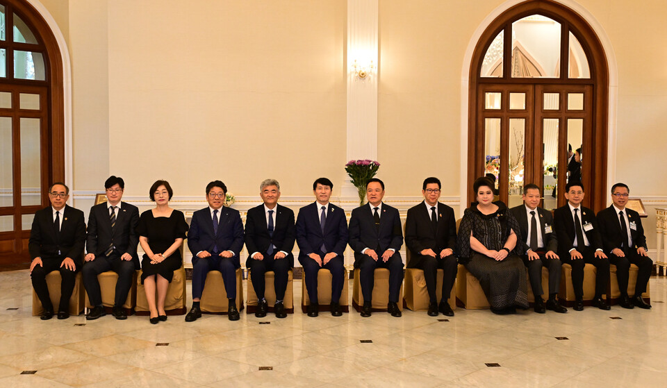 대우건설 정원주 회장과 태국 아누틴 찬위라꾼 총리가 면담 후 기념촬영을 하고 있다. [대우건설 제공]