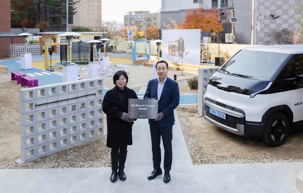 정원정 기아 국내사업본부장 부사장과 허경아  꿈나무마을 파란꿈터 원장이 'Move & Connect' 행사 기념 촬영을 하는 모습 [기아 제공]