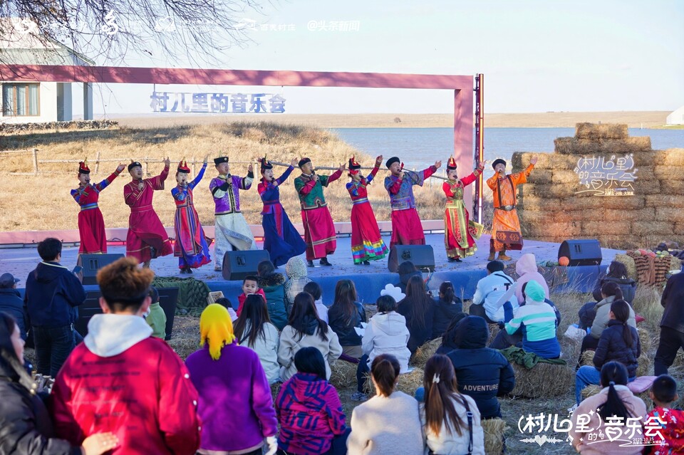 지난 9월 중국 사천에 위치한 한 초등학교에서 꿈의 교실 후원 사업에 참여한 자원봉사자들이 학생들과 체육활동을 하는 모습. [현대차 제공]
