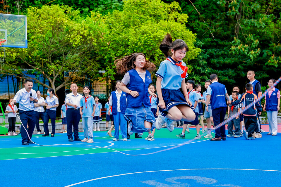 지난 10월 중국 내몽고에서 현대그린존 프로젝트의 일환으로 진행된 마을 음악회의 모습. [현대차 제공]