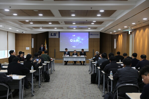 왼쪽부터 박진호 LS 전략금융부문장 상무, 이태호 LS CFO 상무, 최창희 에식스솔루션즈 CEO [LS 제공]