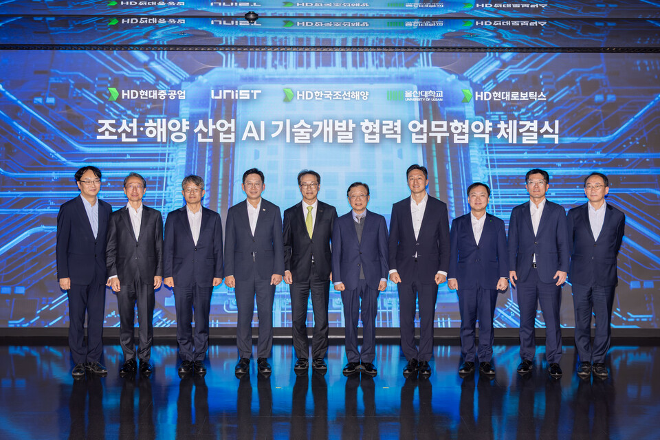 HD현대는 20일 판교 글로벌R&D센터에서 UNIST, 울산대학교와 ‘조선·해양 산업 AI 기술 개발 협력을 위한 업무 협약’을 체결했다. (사진 왼쪽 두 번째부터 조영철 HD현대 부회장, 금석호 HD현대중공업 사장, 배경훈 부총리 겸 과학기술정보통신부 장관, 박종래 UNIST 총장, 오연천 울산대학교 총장, 정기선 HD현대 회장, 김형관 HD한국조선해양 사장, 정영근 HD현대로보틱스 로봇사업부문장). [HD현대 제공]