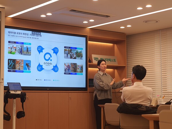 이은영 엔젤로보틱스 물리치료사가 의료용 웨어러블 로봇에 대해 고객에게 설명하고 있다. [사진=장선영 기자]