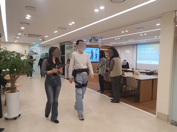 한 고객이 엔젤로보틱스의 의료용 웨어러블 로봇 '엔젤슈트 H10'을 체험하고 있다. [사진=장선영 기자]