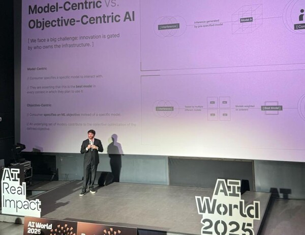 알로라 랩스 창업자인 닉 에먼스가  한국에서 열린 AI World 2025에서 발표를 하는 모습. [알로라 제공]