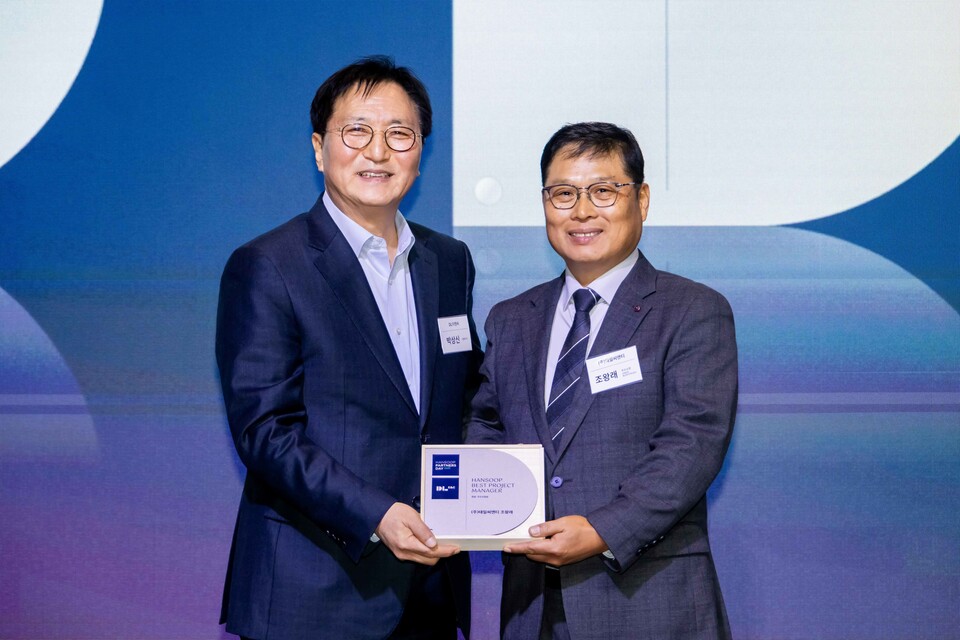 11월 17일 서울 여의도 글래드호텔에서 열린 ‘한숲 파트너스 데이’ 행사에서 박상신 DL이앤씨 대표(왼쪽)와 조왕래 태일씨앤티 소장이 기념 촬영을 하고 있다. [DL이앤씨 제공]