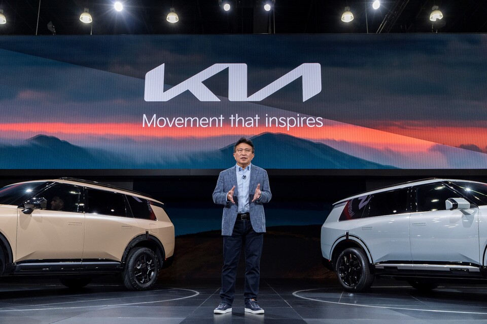 신형 텔루라이드에 대해 설명하고 있는 기아 북미권역본부장 윤승규 부사장. 왼쪽 차량은 신형 텔루라이드 오프로드 특화 모델 X-Pro, 오른쪽 차량은 신형 텔루라이드 하이브리드.. [기아 제공]