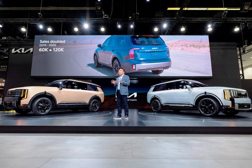 신형 텔루라이드에 대해 설명하고 있는 기아 북미권역본부장 윤승규 부사장. 왼쪽 차량은 신형 텔루라이드 오프로드 특화 모델 X-Pro, 오른쪽 차량은 신형 텔루라이드 하이브리드.. [기아 제공]