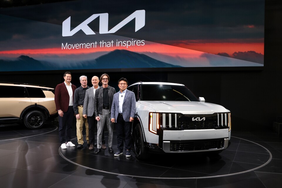 신형 텔루라이드 앞에서 기아 북미권역 관계자들이 기념촬영을 하고 있다. 왼쪽부터 ▲기아 미국법인 영업담당 상무 에릭 왓슨(Vice President of Sales Operations, Eric Watson) ▲기아 미국법인 마케팅담당 상무 러셀 와거(Vice President of Marketing, Russell Wager) ▲기아 미국법인 상품담당 디렉터 오스 헤드릭(Executive Director of Product Planning, Orth Hedrick) ▲기아 미국 디자인센터 수석 디자이너 탐 컨스(Senior Chief Designer, Kia Design Center America, Tom Kearns) ▲기아 북미권역본부장 윤승규 부사장(President and CEO, Kia North America and Kia America, SeungKyu Yoon). [기아 제공]