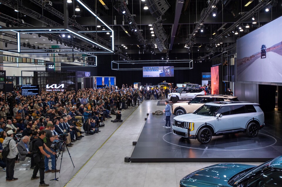 신형 텔루라이드 보기 위해 기아 전시 부스에 운집한 관객들(발표자는 기아 북미권역본부장 윤승규 부사장). [기아 제공]