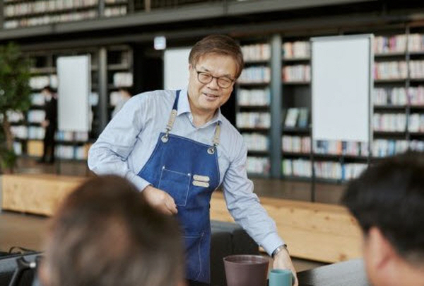 오익근 대신증권 대표가 근래 용퇴를 결심했다. 그러나 이번에 발표된 자본확충 추진 건에서 보듯, 당분간 대신은 오익근 체제 하에서 깔아놓은 구상의 철길을 그대로 달려나갈 전망이다. 사진은 2022년 오대표가 '1일 바리스타'로 변신한 모습이다. 그는 이때 직원들에게 손수 내린 커피를 대접했다. [사진=대신증권]