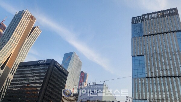 증권회사들이 모여 있는 여의도 거리. 교보증권, KB증권, NH투자증권 등이 입주해 있는 여러 건물들이 보인다. [사진=파이낸셜포스트 사진DB]