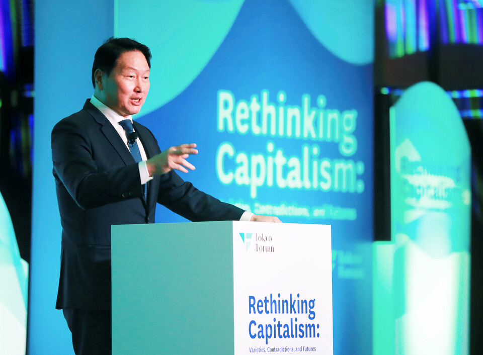 최태원 SK회장이 21일 일본 도쿄대 야스다 강당에서 개최된 ‘도쿄포럼2025’에서 개회사를 진행하고 있다. [SK그룹 제공]