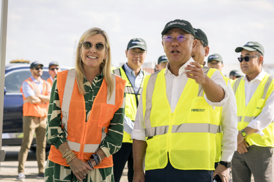 정의선 현대자동차그룹 회장(오른쪽)이 2023년 미국 조지아주 '현대차그룹 메타플랜트 아메리카(HMGMA)' 건설 현장에 모습을 드러냈다. 함께 찍힌 인물은 브라이언 켐프 미국 조지아주지사의 부인인 마티 켐프 여사다. [사진=HMGMA]
