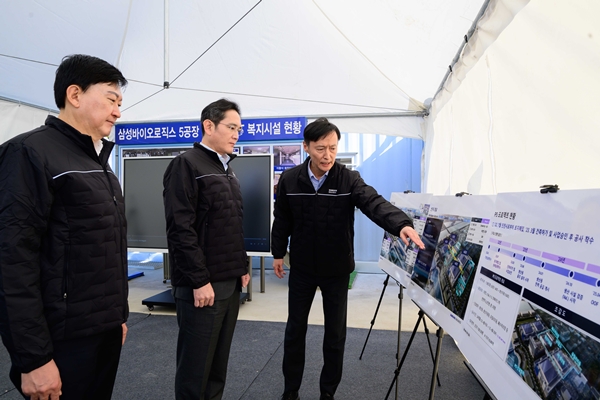 이재용 삼성전자 회장이 삼성바이오로직스 5공장 건설 초반 당시 현장에 방문해 관계자 설명을 들었다. [사진=삼성전자]