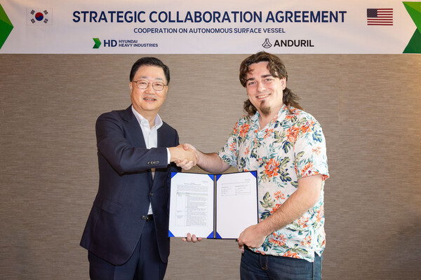 최근 서울 중구 웨스틴 조선호텔에서 주원호 HD현대중공업 사장과 안두릴 팔머 럭키 공동 설립자가 ASV 설계 및 건조 계약을 체결하고 있다 [HD현대중공업 제공]