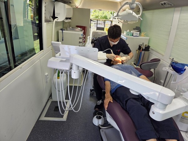 찾아가는 치과 이동 진료 사업으로 한 낙도 주민이 치료를 받고 있다. [사진=전라남도 신안군]