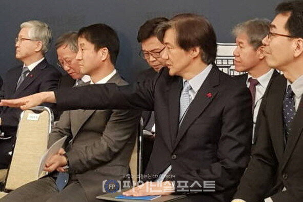 조국 전 서울대학교 법전원 교수가 조국혁신당 대표직에 뽑혔다. 그는 창당 후 당을 이끌었지만, 한때 정치 일선에서 물러앉았던 바 있다. 이번에 비상 상황에 빠진 당을 수습할 적임자로 당원들이 절대적 신임을 보내며 두번째 당대표직을 맡게 되면서, 선명성 정치로 치달을 가능성이 제기된다. 다만 '당선제일성'에서부터 각종 부동산 이슈들을 총체적으로 건드려, 너무 여당을 곤란하게 했다는 비판도 나온다. 사진은 2018년 1월 14일, 그가 청와대 수석 자격으로 국가정보원과 검찰, 경찰의 각종 수사권 등을 조율하는 개혁안을 발표하던 날의 모습(사진 중앙)이다. [사진=임혜현 기자]