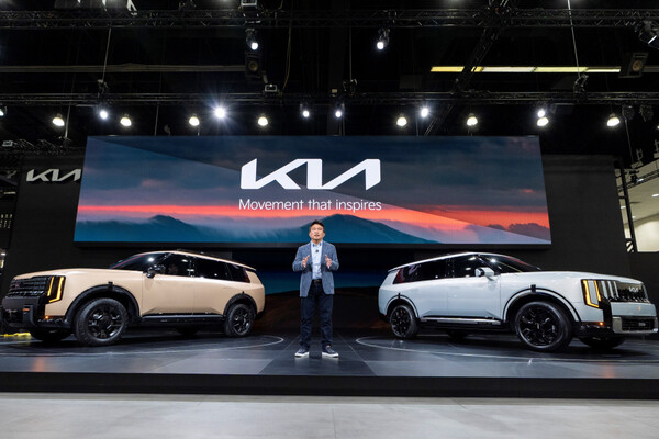 신형 텔루라이드에 대해 설명하고 있는 기아 북미권역본부장 윤승규 부사장. 왼쪽 차량은 신형 텔루라이드 오프로드 특화 모델 X-Pro, 오른쪽 차량은 신형 텔루라이드 하이브리드의 모습이다. [사진=기아]