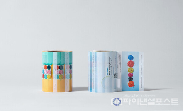 LG화학의 유니커블(UNIQABLE™) 소재로 만든 초박막 필름(MDO PE) 연출사진. [LG화학 제공]