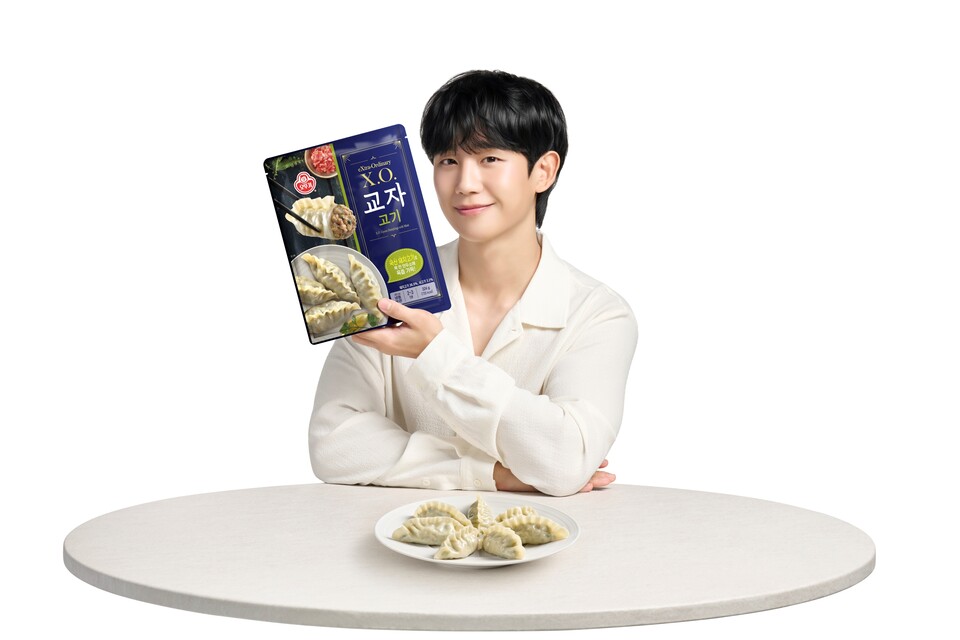 ㈜오뚜기가 프리미엄 만두 브랜드 'X.O.만두'의 리뉴얼 출시를 기념해 새로운 TV CF를 공개했다고 24일 밝혔다. [오뚜기 제공]