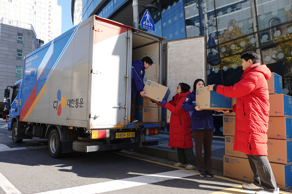서울 서대문구 충정로 구세군 대한본영에서 CJ대한통운과 구세군 직원들이 자선모금 물품이 담긴 택배상자들을 주고받고 있다. [CJ대한통운 제공]