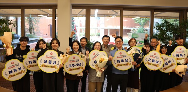 제5회 푸드 에세이 공모전 수상자 단체 사진 [오뚜기 제공]