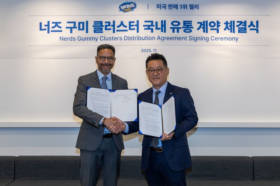 서울 종로구에 위치한 매일유업 본사에서 미국 제과기업 페라라 캔디 컴퍼니(Ferrara Candy Company)와 협력하여 미국 캔디 시장 1위 브랜드 ‘너즈(NERDS)’의 국내 독점 유통계약을 맺는 체결식을 진행했다. (좌)페라라 캔디 컴퍼니(Ferrara Candy Company)의 Guillaume Simon 해외사업총괄(Chief International Officer)과 (우)매일유업 곽정우 대표이사가 체결식 기념 사진을 촬영하고 있다. [매일유업 제공]