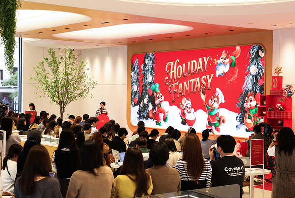 워크샵 by 배스킨라빈스에서 열린 '2025 크리스마스 케이크 쇼케이스'에서 참석자들이 제품 설명을 듣고 있다 [SPC 제공]