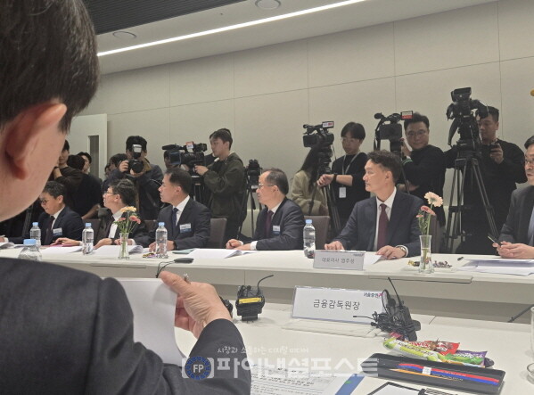 금감원장석에서 바라본 키움증권 관계자들의 모습. 이날 금감원 고위 당국자들의 방문을 받은 키움증권 측은 발행어음 비대면 가입 시연과 스타트업 관계자를 연결해 각종 정책지원 방안에 대한 논의 등을 준비했다. 사진 오른쪽 인물이 엄주성 키움증권 대표의 모습이다. [사진=파이낸셜포스트 사진DB]