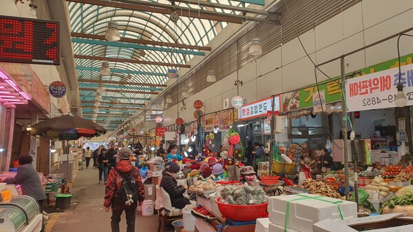 경기도 안양 내 한 전통시장 모습. 이달에는 소비자심리지수가 소폭 오른 것으로 나타났다. [사진=장선영 기자]