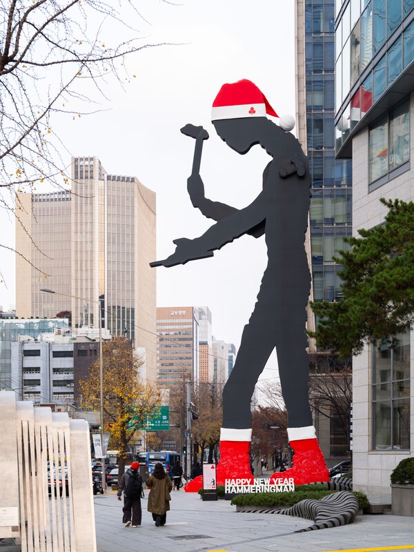 산타 복장으로 갈아입은 '2025 해피뉴이어 해머링맨' [태광그룹 제공]