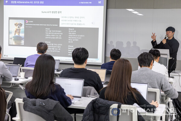 KT가 산업계의 AI 변화 속도에 맞춘 실효성 있는 교육을 원하는 다양한 수요에 맞춰 경기도 성남에 위치한 KT 판교 사옥에 AI 전문 교육 공간인 ‘AI Campus’를 개소하고 실무형 AI 기반 업무 전환(AX) 역량 교육을 진행했다고 밝혔다. 사진은 최근 진행한 AI 교육에 참가한 협력사 직원들의 학습 모습. [KT 제공]