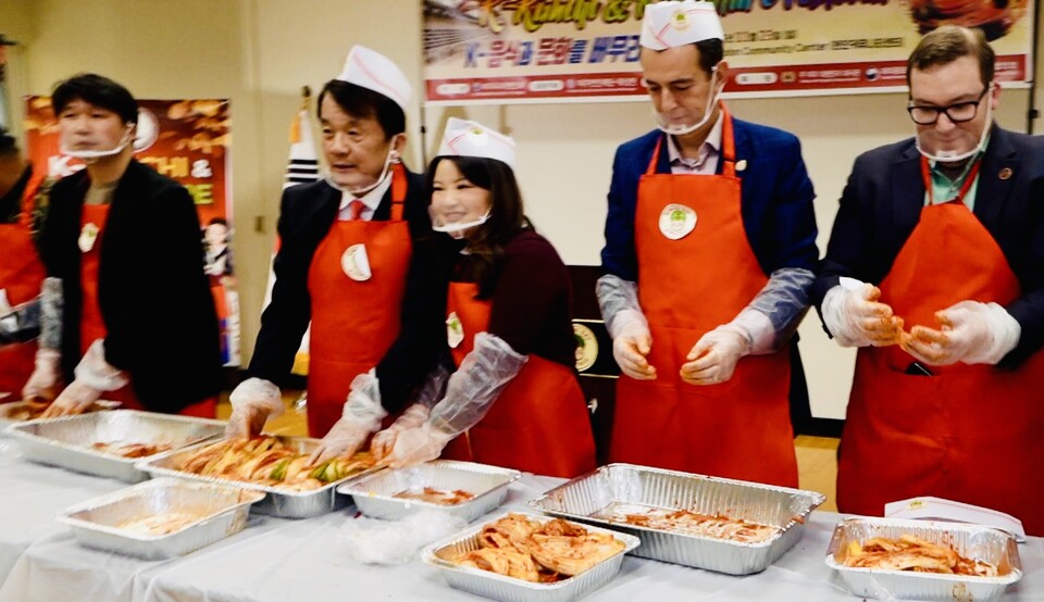 CJ제일제당이 제품 후원에 참여한 미국 ‘버지니아 김치의 날’ 행사에 한인회 관계자와 아이린 신 버지니아 하원의원을 비롯한 주 정치인들이 김치를 담근 후 기념촬영을 하고 있다. [CJ제일제당 제공]
