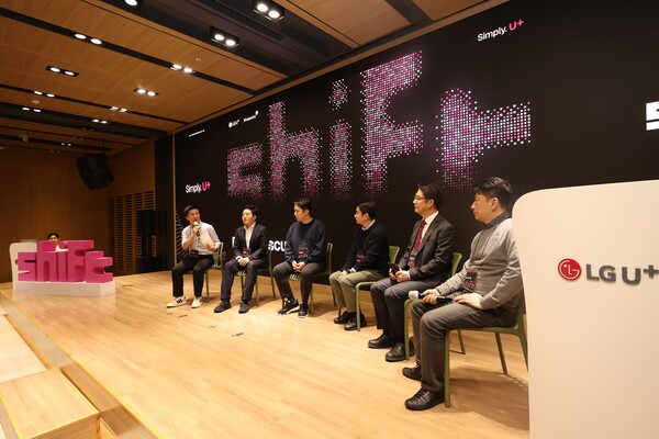 LG유플러스가 기술 경쟁력을 갖춘 국내 AI 스타트업의 성장과 글로벌 진출을 지원한다. 쉬프트 2기에 선발된 스타트업 관계자들이 패널 토크를 진행하는 모습 [LG유플러스 제공]