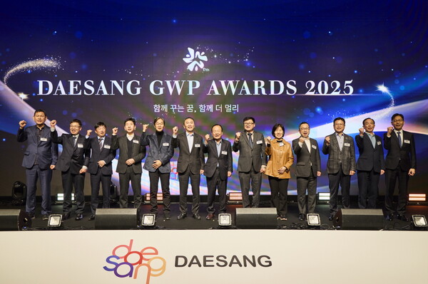 24일 서초구 JW 메리어트 호텔 서울에서 열린 'GWP AWARDS 2025'에서 대상·파트너사 관계자들이 기념사진을 촬영하고 있다 [대상 제공]