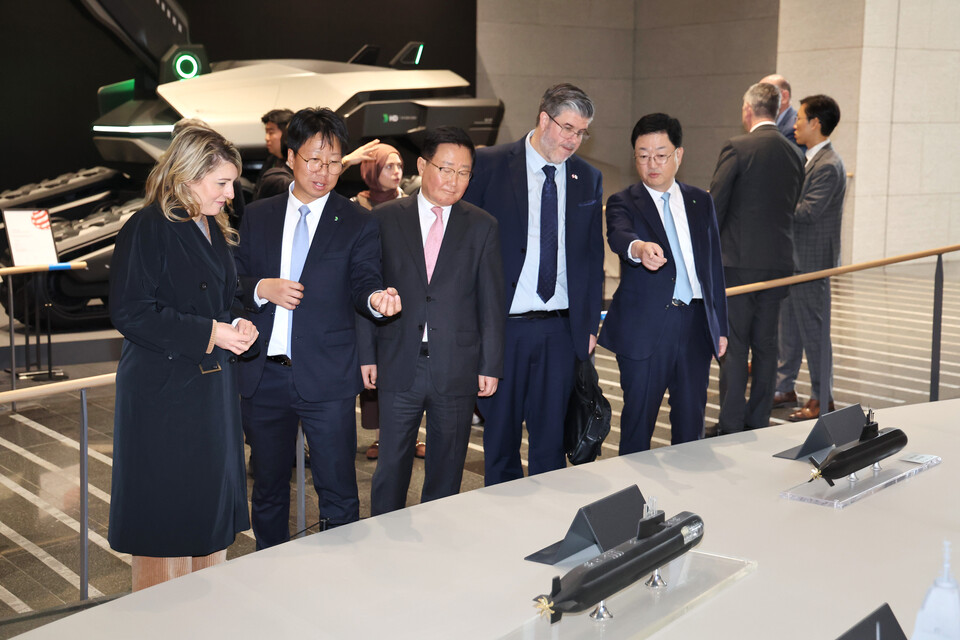 25일 멜라니 졸리(Melanie Joly) 캐나다 산업부 장관과 필립 라포튠(Philippe Lafortune) 주한 캐나다 대사 일행이 HD현대 조석 부회장, HD현대중공업 주원호 사장과 함께 HD현대 글로벌R&D센터에서 미래형 선박·잠수함·호위함 등 함정 모형을 둘러보고 있다. [HD현대 제공]