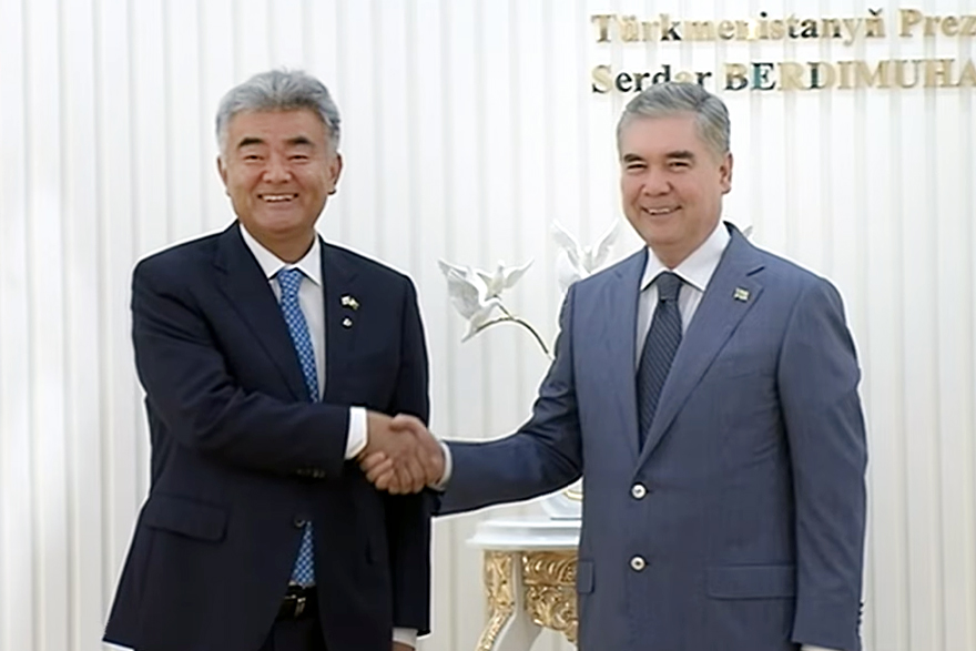 정원주 회장이 지난 10월 14일 투르크메니스탄 최고지도자를 예방하고 있다. [대우건설 제공]