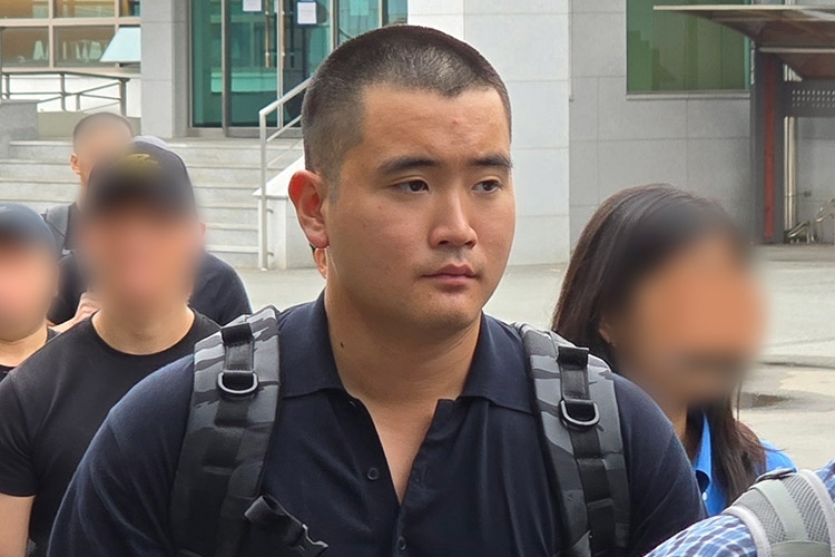 이재용 삼성전자 회장의 장남 이지호 씨가 15일 경남 창원시 진해구 해군사관학교에서 열린 해군 학사장교 사관후보생 입영식 행사장으로 향하고 있다. [삼성전자 제공]