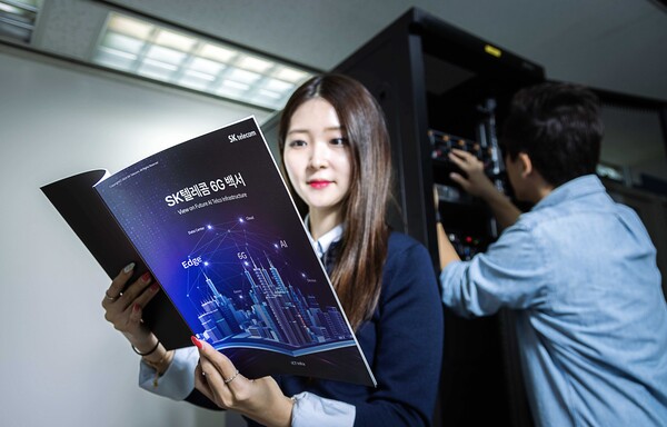 6G 백서 집필에 참여한 SK텔레콤 직원들이 연구를 진행하는 모습 [SK텔레콤 제공]