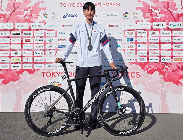 2025 도쿄 데플림픽 사이클 남자 30km 포인트레이스에서 은메달을 획득한 CJ대한통운 장애인스포츠단 소속 고병욱 선수가 기념촬영을 하고 있다 [CJ대한통운 제공]