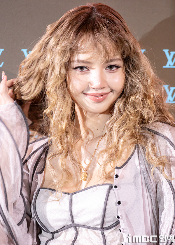 포토] 리사, 추워도 뛰어 < IMBC 연예 < 연예 < 기사본문 - 파이낸셜포스트