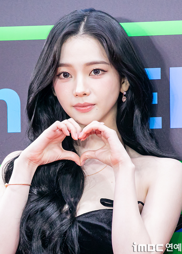 포토] 에스파 카리나, 뚜렷한 눈맞춤 < IMBC 연예 < 연예 < 기사본문 - 파이낸셜포스트