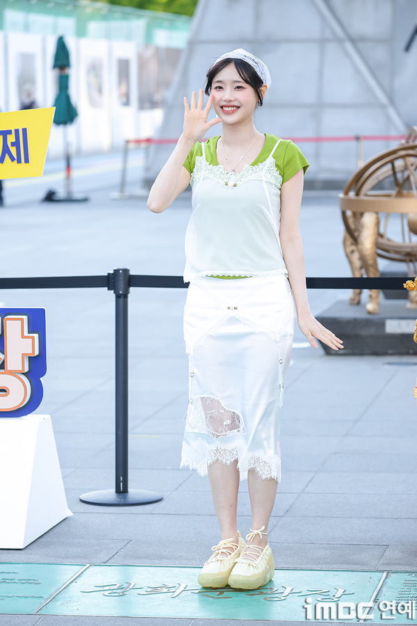 [포토] 츄, 봄 꽃 선물이에요~