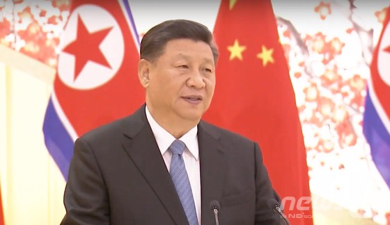 북한을 국빈 방문한 시진핑 중국 국가주석이 20일 평양 목란관에서 열린 환영만찬에서 연설을 하고 있다.(CCTV 캡쳐)