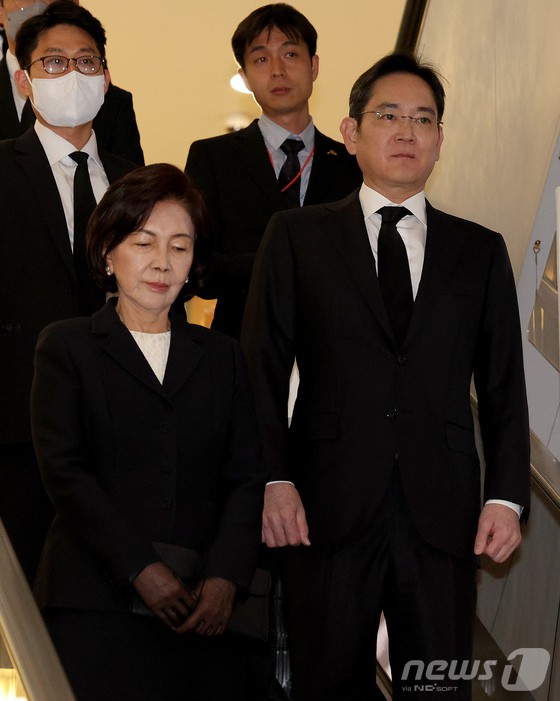 이재용 삼성전자 회장(오른쪽)과 홍라희 전 삼성미술관 리움 관장이 30일 오후 서울 서대문구 연세 세브란스 장례식장에 마련된 故조석래 효성그룹 명예회장 빈소에 도착하고 있다.